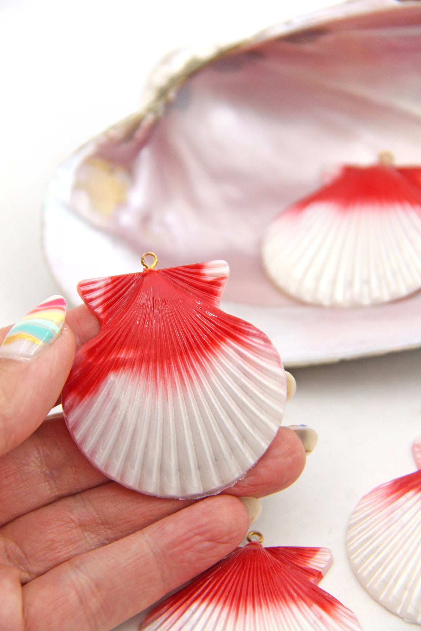 Clam Shell, Red & White Vintage German Resin Pendant, Mermaidcore Charm, 1 pc.