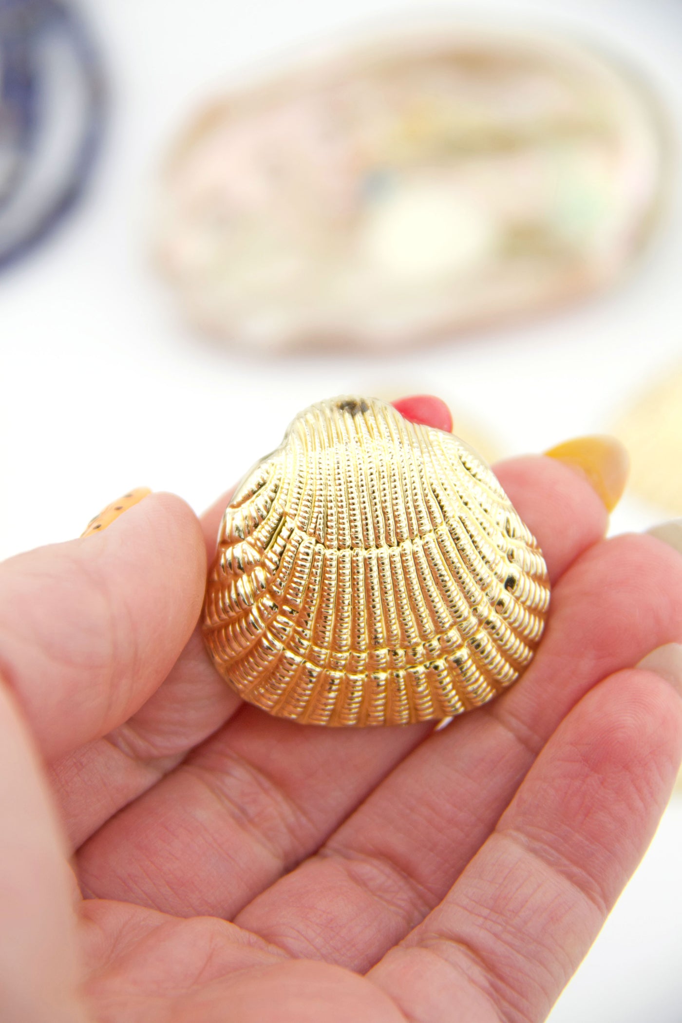 Golden Clam Shell, Vintage German Resin Pendant, 35mm, 1 pc. DIY Beach Mermaidcore Jewelry