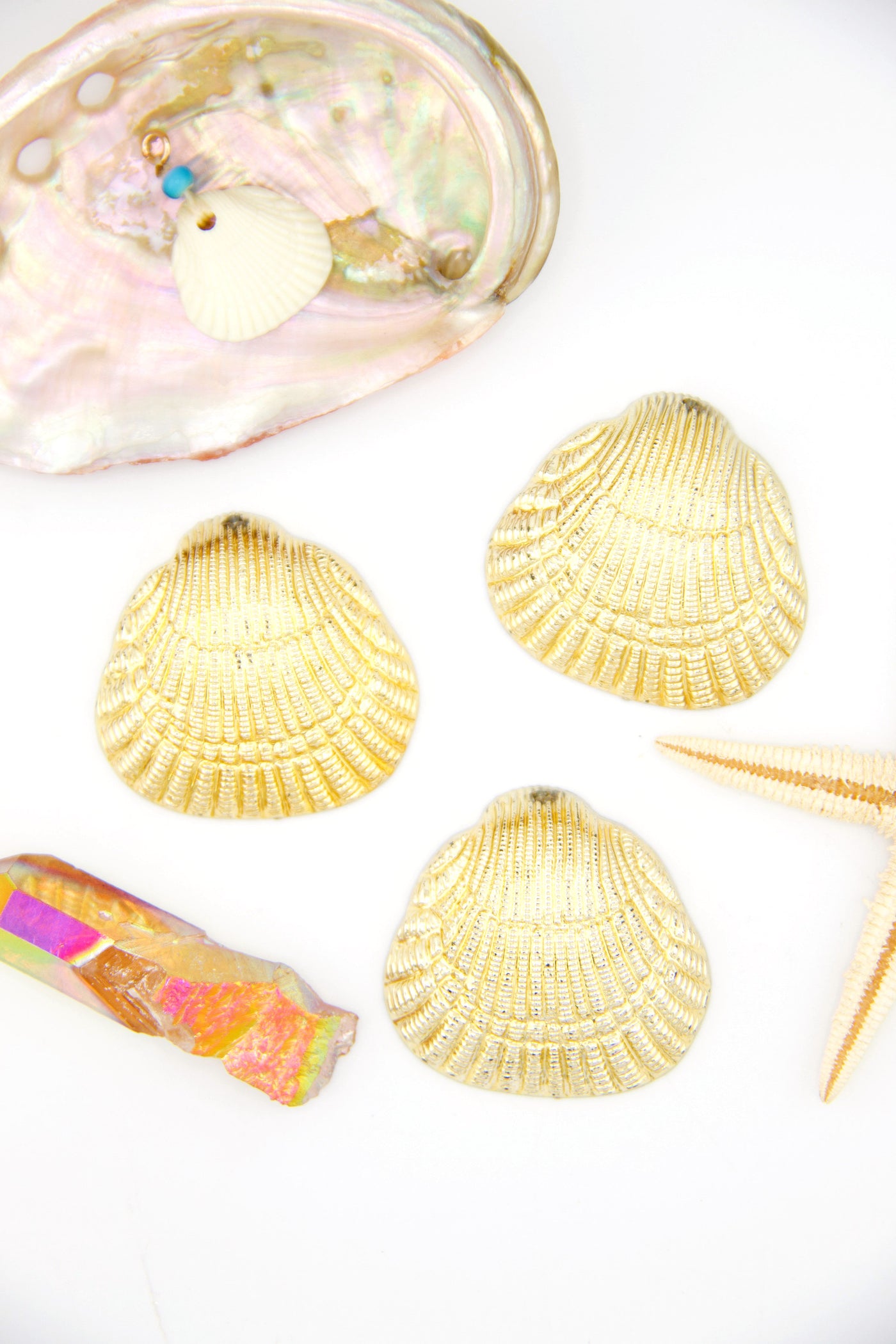 Golden Clam Shell, Vintage German Resin Pendant, 35mm, 1 pc. DIY Beach Mermaidcore Jewelry