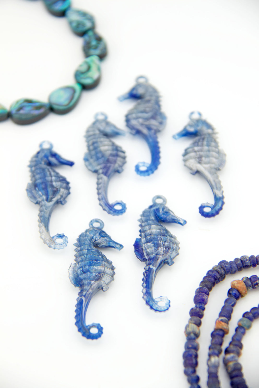 美品☆デモデ【HORSE NAVY】ラメ素材カラビナチャーム Shimmery_Cobalt_Blue_Seahorse_